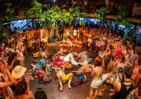Alunos reunidos em performance em Bienal da UNE (Reprodução / Internet)