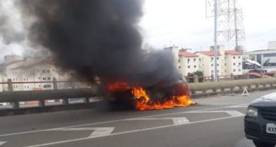 Carro entra em chamas na Ponte Bandeira Tribuzi