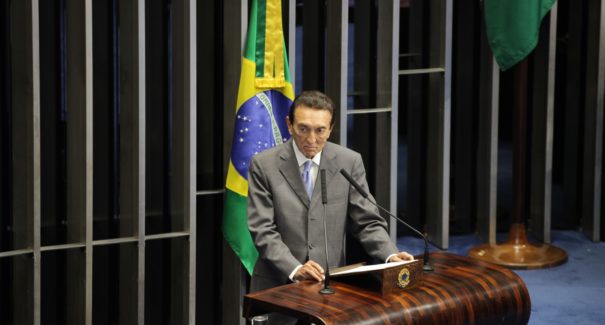 Lobão se despede do Senado, mas segue na política