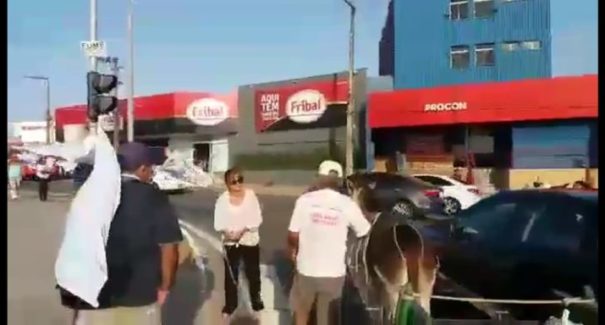 Mulher que chicoteou carroceiro é denunciada à Justiça