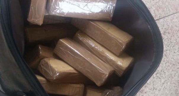PRF apreende 25 kg de maconha com duas mulheres na BR 010