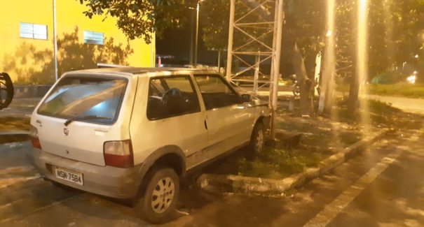 Sob efeito de drogas, motorista bate o veículo em torre de rádio na BR 135