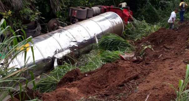 Carreta sai da pista e motorista fica ferido na BR 010