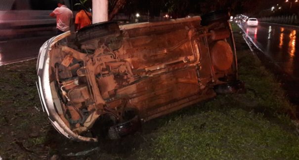 Após colisão lateral, carro capota na BR 135 em São Luís