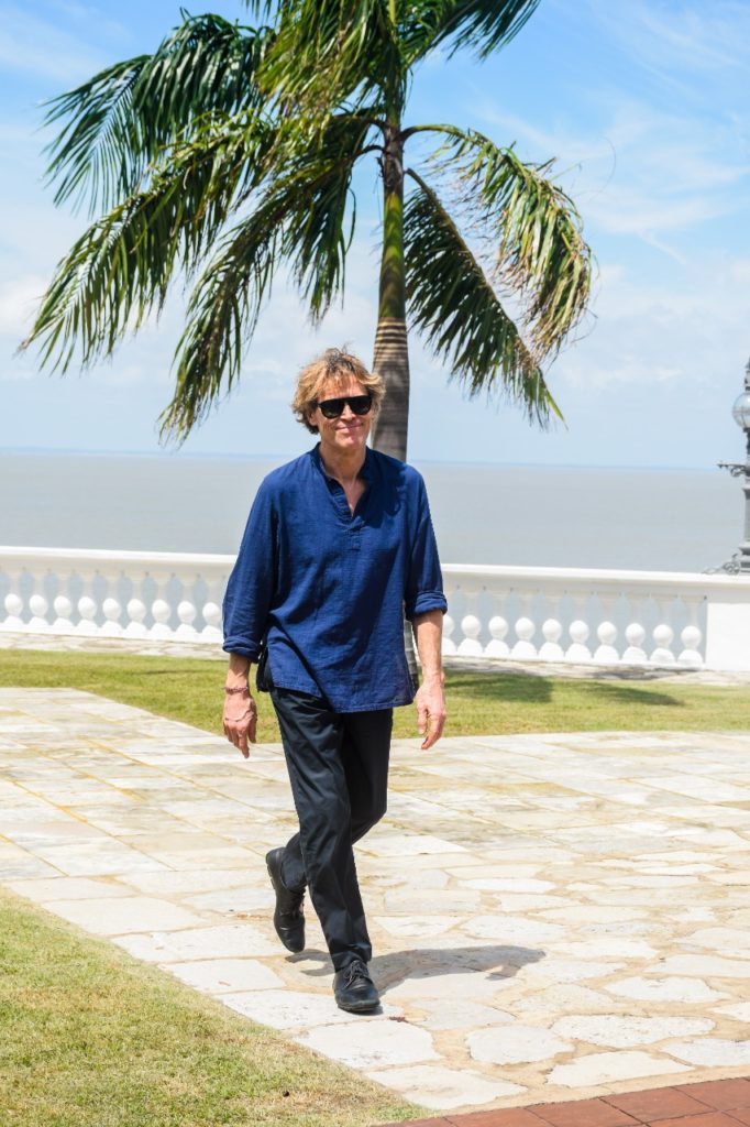 Willem Dafoe passeia em frente ao Palácio dos Leões (Foto: Karlos Geromy / Secap)