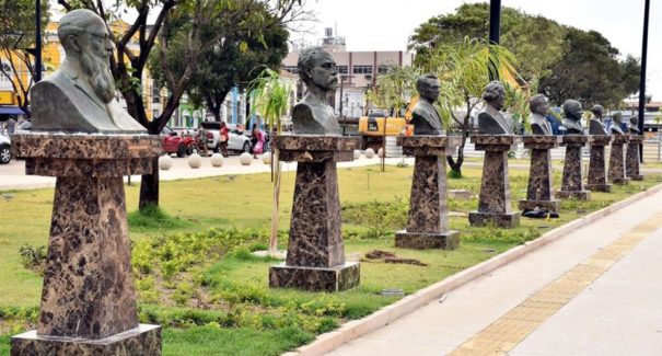 Bustos da Praça Deodoro são retirados, em São Luís