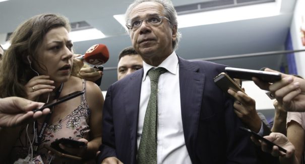 Dino enfrentará Paulo Guedes e reforma da Previdência em janeiro