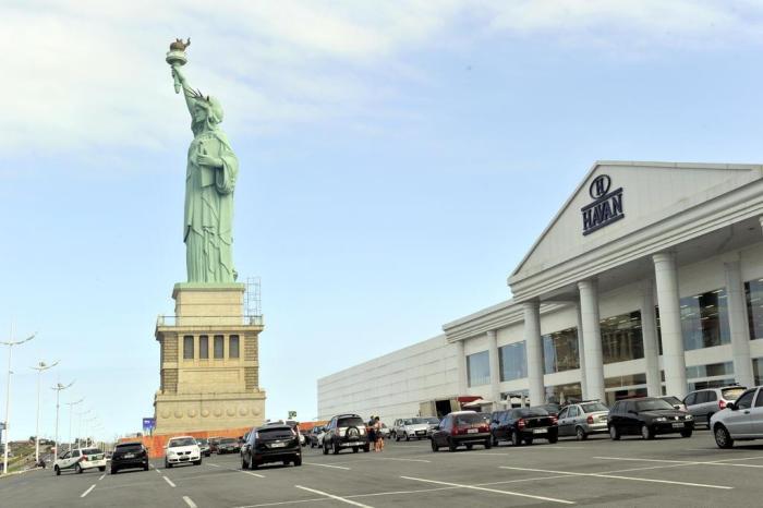 As lojas Havan são conhecidas por ter uma Estátua da Liberdade na fachada de suas lojas. (Foto: Reprodução)