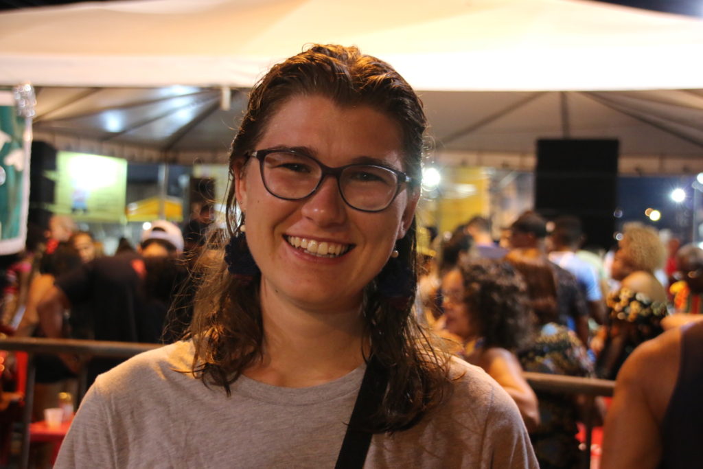 A alemã Hannah Loeffer curtiu o samba (Alan Azevedo / O Imparcial)