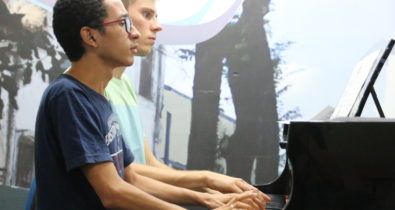 Dividindo o mesmo piano: música clássica a quatro mãos em São Luís