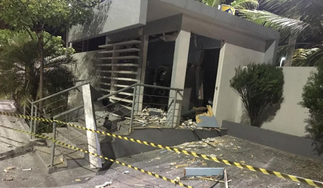 Bandidos explodem caixas eletrônicos do Banco do Brasil na Avenida dos Holandeses