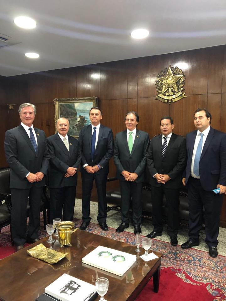 Logo após ser empossado presidente da República no Congresso Nacional, Jair Bolsonaro foi para o gabinete da Presidência do Senado, onde encontrou com os ex-presidentes Fernanco Collor de Mello e José Sarney (Foto: Facebook/Fernando Collor de Mello)