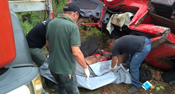 Acidente fatal faz caminhão tombar em Caxias e população coleta frutas da estrada