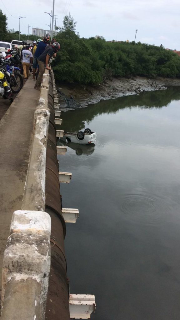 Carro cai da ponte do Ipase e fica submerso