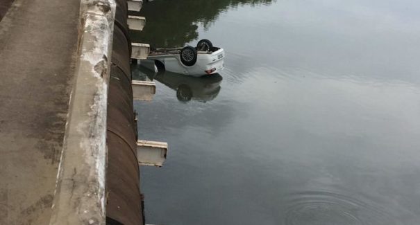 Carro cai da ponte do Ipase e fica submerso