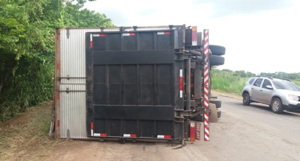 Carreta tomba na BR 222; motorista pode ter dormido ao volante