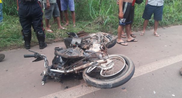 Após colisão frontal com uma carreta motociclista morre na BR 222