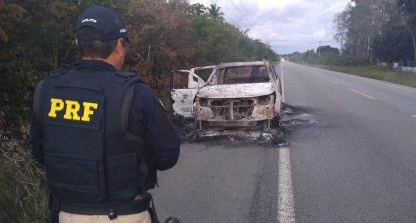 Caminhonete pega fogo na BR-402