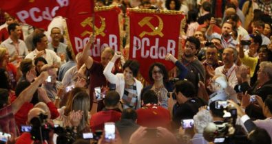 Comunistas fecham com Maia e podem ficar ao lado de Bolsonaro na eleição da Câmara