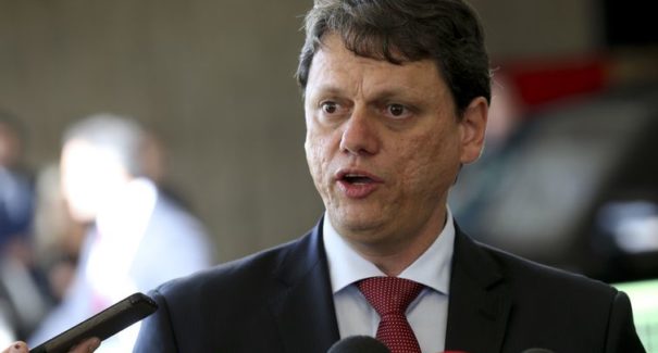 Deputado aciona MP para investigar viagem de Tarcísio a Brasília por suposto desvio de finalidade
