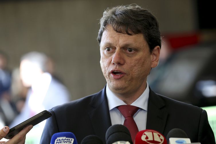 Deputado aciona MP para investigar viagem de Tarcísio a Brasília por suposto desvio de finalidade