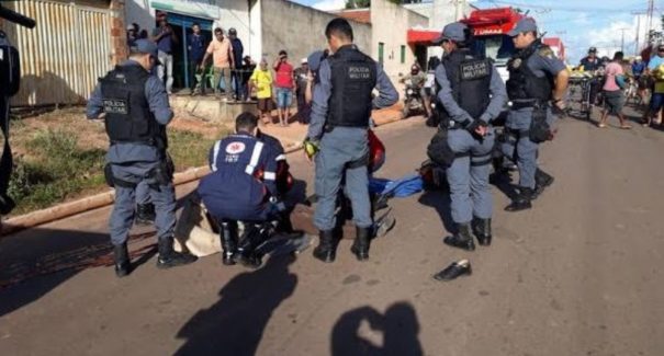 Ao se chocar com porta de carro aberta, motociclista é atropelado por caminhão