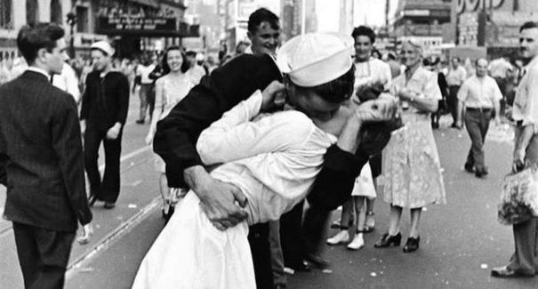 Morre aos 95 anos o marinheiro da icônica foto do beijo em NY