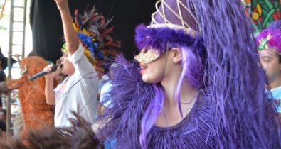 Turistas recepcionados com grupos carnavalescos