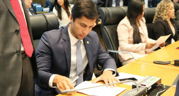 Deputado estadual apresenta projeto de lei que visa humanizar atendimento bancário