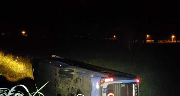 Ônibus tomba durante viagem no Maranhão, passageiros e motorista ficam feridos