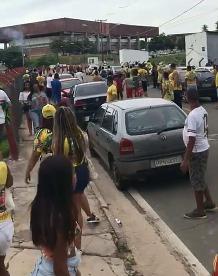 Torcedores do Moto e Sampaio entram em confusão durante abertura dos portões