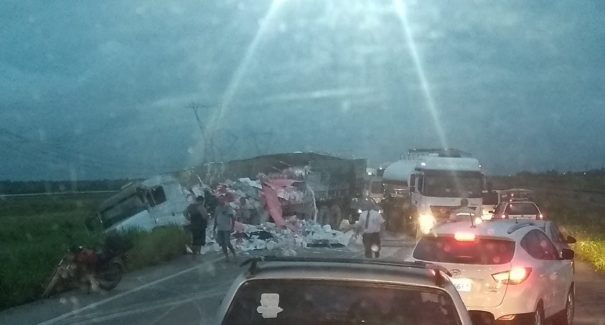 Morte em colisão frontal entre carretas no Campo de Perizes