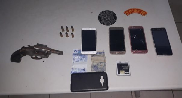 Polícia Militar prende homem e apreende adolescente após assaltos com arma de fogo