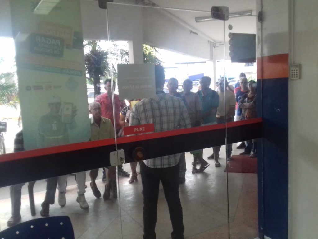 Manifestação em frente à agência da Cemar na Cohab na manhã desta quarta-feira (20). Foto: Divulgação