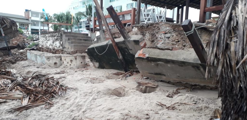 Ondas de até 3 metros destroem parte da orla de Luís Correia