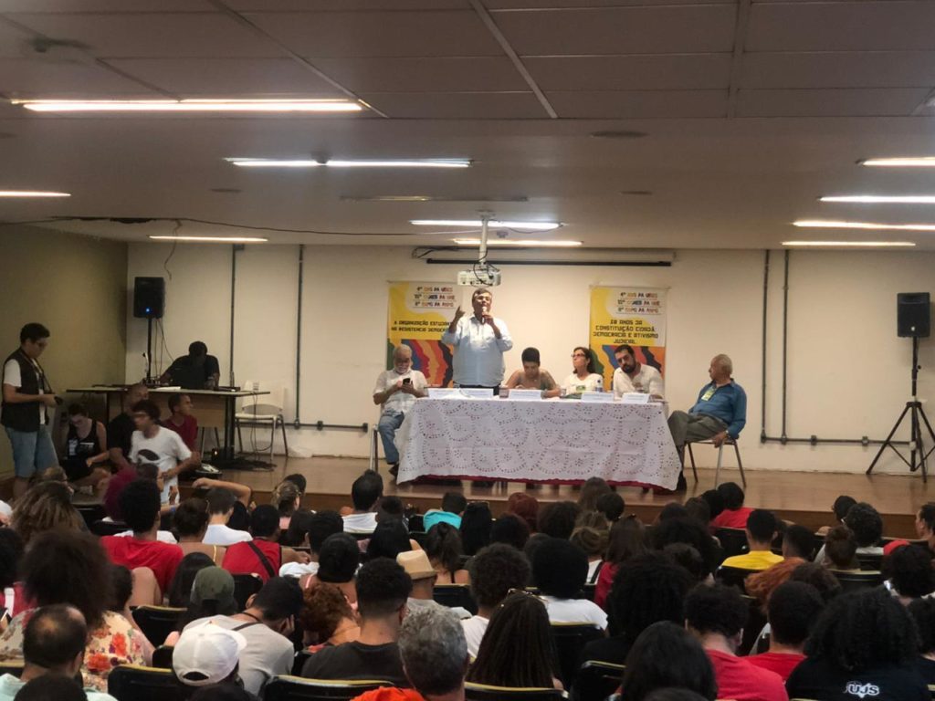 “Flávio Dino, presidente!”, pedem estudantes na Bienal da UNE
