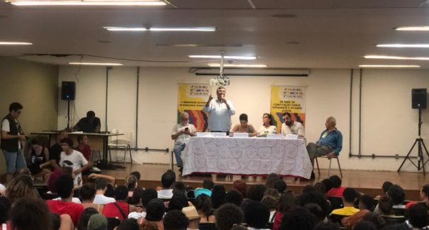 “Flávio Dino, presidente!”, pedem estudantes na Bienal da UNE