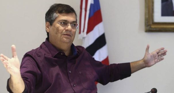 Flávio Dino torce, de costas, para o sucesso de Jair Bolsonaro