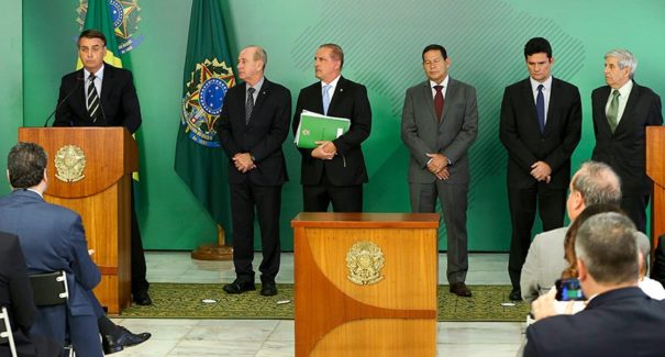 Projeto propõe sustar decreto que simplificou posse de armas
