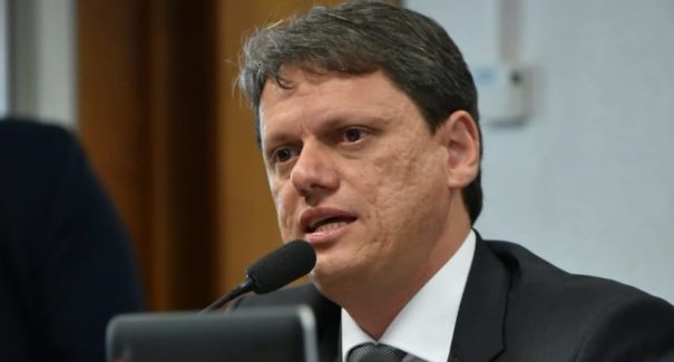 Tarcísio nega ligação do PCC e instaura gabinete para investigar contaminações por metanol