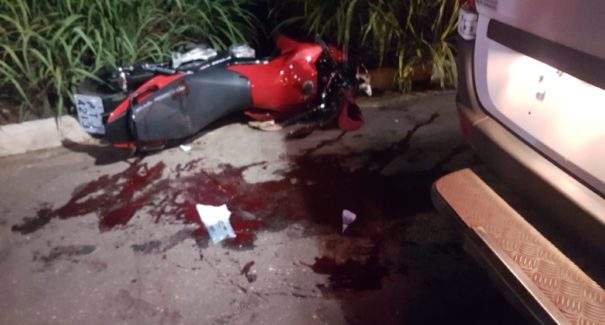 Motocicleta bate em ônibus ao desviar de raposa na BR-010
