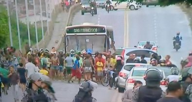 Moradores se manifestam e interditam importante avenida de São Luís