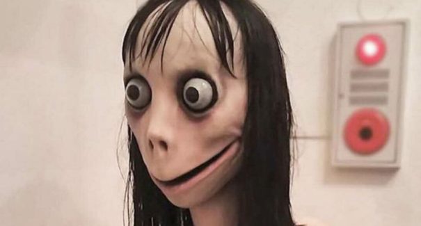 Momo volta a aparecer incitando suicídio em vídeos infantis