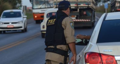 PRF aborda na BR-135 carro com registro de roubo em São Paulo
