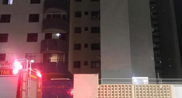 Carro pega fogo em frente a prédio da Ponta D’areia, em São Luís