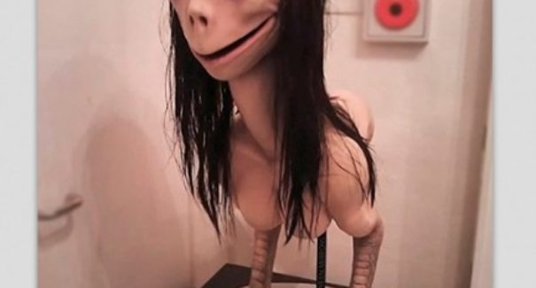 Momo está morta: Escultor japonês joga Momo no lixo