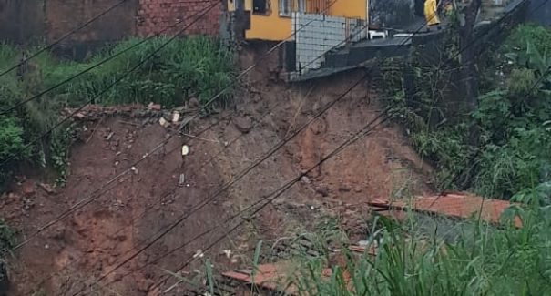 Famílias atingidas pelas chuvas no bairro do Sacavém, recebem assistência
