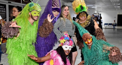 Começou o Carnaval: Bicho Terra recepciona turistas no aeroporto de São Luís