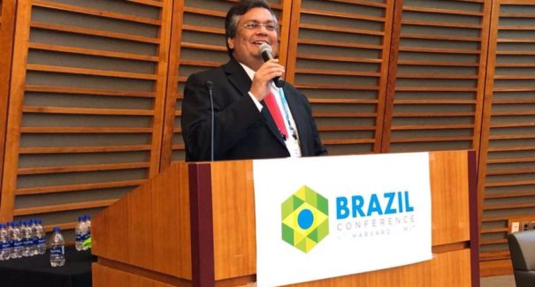 Flávio Dino é convidado para os EUA para falar sobre prisões brasileiras