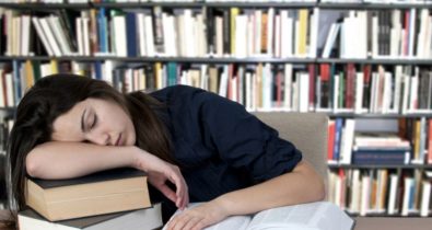 Estudantes não devem trocar sono por estudos, diz especialista